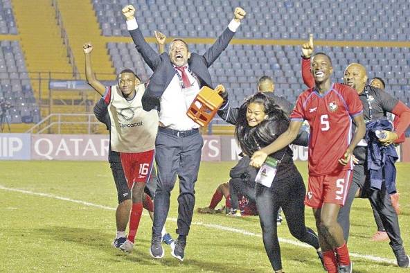 Mike Stump, técnico de la Selección Nacional Sub-17 de Panamá, celebra el pase al Mundial. Mike Stump, técnico de la Selección Nacional Sub-17 de Panamá, celebra el pase al Mundial.