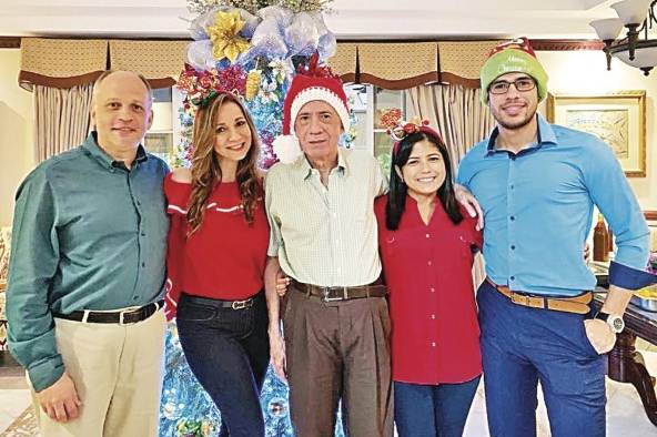 El profesor Edgardo Quintero y sus cuatro hijos. El profesor Edgardo Quintero y sus cuatro hijos.