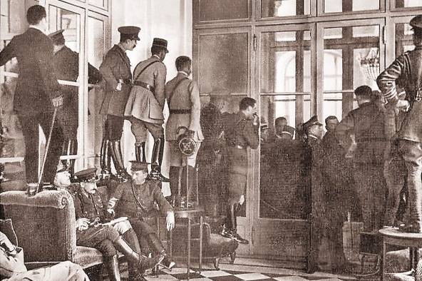 Testigos se paran sobre sillas y muebles para presenciar la firma del tratado de Versalles, en 1919. Testigos se paran sobre sillas y muebles para presenciar la firma del tratado de Versalles, en 1919.