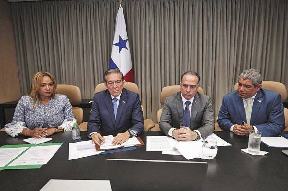 Desde una ejecutiva “torre de control”, el Gobierno Nacional coordina cinco importantes mesas de trabajo contra el COVID-19 Desde una ejecutiva “torre de control”, el Gobierno Nacional coordina cinco importantes mesas de trabajo contra el COVID-19