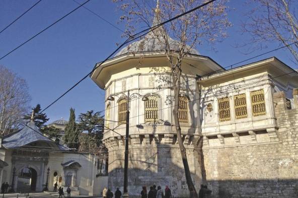 El museo está ubicado en un edificio del siglo XIX, construido por el sultán Mahmud. El museo está ubicado en un edificio del siglo XIX, construido por el sultán Mahmud.