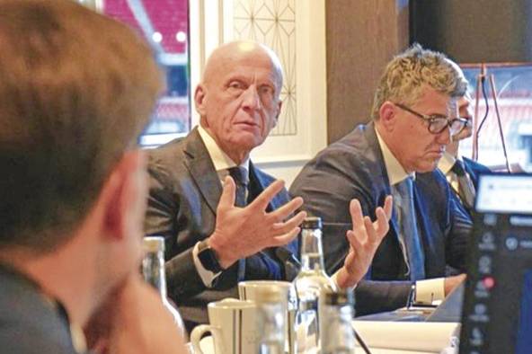 Pierluigi Collina, presidente del comité de árbitros de la FIFA, respalda con convicción la implementación permanente de tiempos de descuento más largos. Pierluigi Collina, presidente del comité de árbitros de la FIFA, respalda con convicción la implementación permanente de tiempos de descuento más largos.