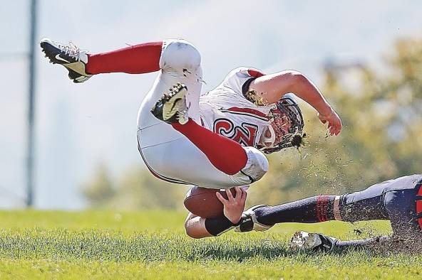 Durante una temporada regular de la NFL, se producen más de 100.000 conmociones cerebrales. Durante una temporada regular de la NFL, se producen más de 100.000 conmociones cerebrales.