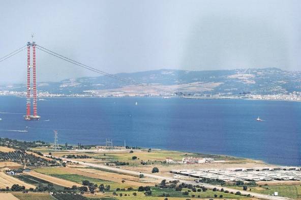 El 1915-Canakkalle se ha convertido en el puente colgante más largo del mundo. El 1915-Canakkalle se ha convertido en el puente colgante más largo del mundo.