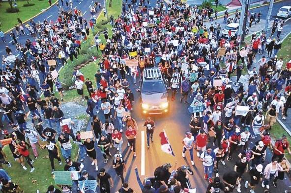 Una nutrida manifestación recorrió la cinta costera y luego se dirigió a calle 50. Una nutrida manifestación recorrió la cinta costera y luego se dirigió a calle 50.