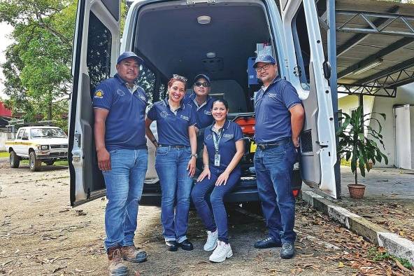 Junto con su equipo se dedica a mejorar la calidad del agua en las comunidades de bajos recursos. Junto con su equipo se dedica a mejorar la calidad del agua en las comunidades de bajos recursos.