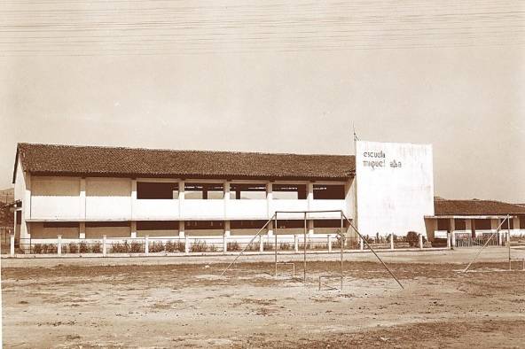 Escuela Miguel Alba, Soná, Veraguas, 1950. 20-2005, National Archives, EE.UU. Ejemplo de la llegada del vocabulario de la arquitectura moderna tropical mezclada con elementos vernáculos en algunos edificios públicos del interior del país. Escuela Miguel Alba, Soná, Veraguas, 1950. 20-2005, National Archives, EE.UU. Ejemplo de la llegada del vocabulario de la arquitectura moderna tropical mezclada con elementos vernáculos en algunos edificios públicos del interior del país.