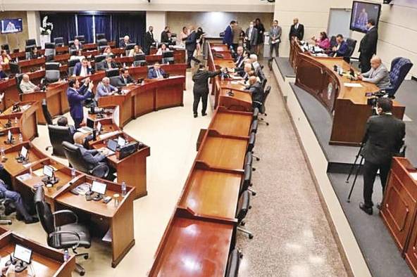 El actual periodo ordinario de sesiones, presidido por el diputado Crispiano Adames, termina el próximo domingo 30 de abril. El actual periodo ordinario de sesiones, presidido por el diputado Crispiano Adames, termina el próximo domingo 30 de abril.
