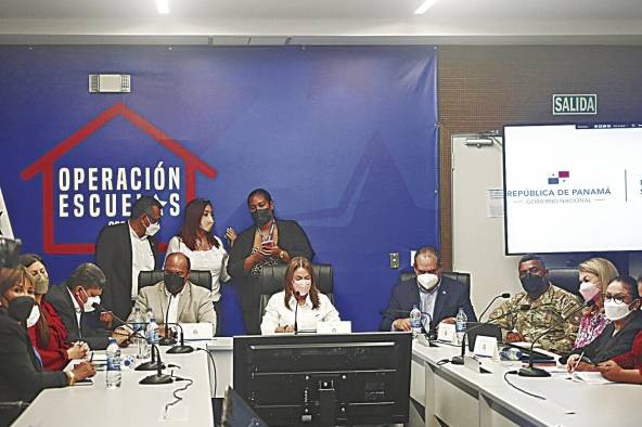 La ministra de Educación, Maruja Gorday, acompañada de autoridades locales ofreció detalles sobre las clases presenciales. La ministra de Educación, Maruja Gorday, acompañada de autoridades locales ofreció detalles sobre las clases presenciales.