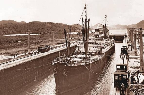 Vapor Ancón, el primer barco en pasar por el Canal de Panamá luego de que los estadounidenses terminaran la construcción del mismo.