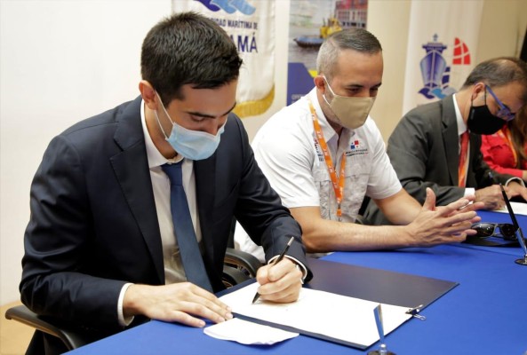 Momento en que la AMP y SAAM, S.A. firman el acuerdo de entendimiento para establecer un marco de cooperación por un periodo de cinco años renovables. Momento en que la AMP y SAAM, S.A. firman el acuerdo de entendimiento para establecer un marco de cooperación por un periodo de cinco años renovables.