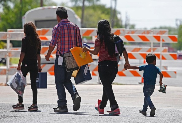 Familias migrantes son procesadas en McAllen, Texas (EE.UU.), en una fotografía de archivo. Familias migrantes son procesadas en McAllen, Texas (EE.UU.), en una fotografía de archivo.
