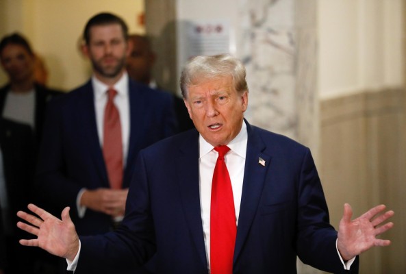 El expresidente de EE.UU. Donald J. Trump a su llegada a un tribunal de Nueva York, este 4 de octubre de 2023. El expresidente de EE.UU. Donald J. Trump a su llegada a un tribunal de Nueva York, este 4 de octubre de 2023.