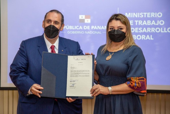 La titular del Mitradel, Doris Zapata y José Lisac Velez, representante legal del Consorcio GSI-SERTRACEN La titular del Mitradel, Doris Zapata y José Lisac Velez, representante legal del Consorcio GSI-SERTRACEN