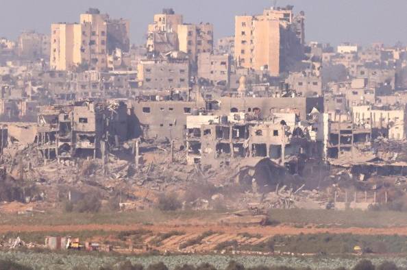 Un tanque patrulla entre edificios en ruinas en la parte norte de la Franja de Gaza, visto desde Sderot, Israel, 11 de noviembre de 2023. Un tanque patrulla entre edificios en ruinas en la parte norte de la Franja de Gaza, visto desde Sderot, Israel, 11 de noviembre de 2023.