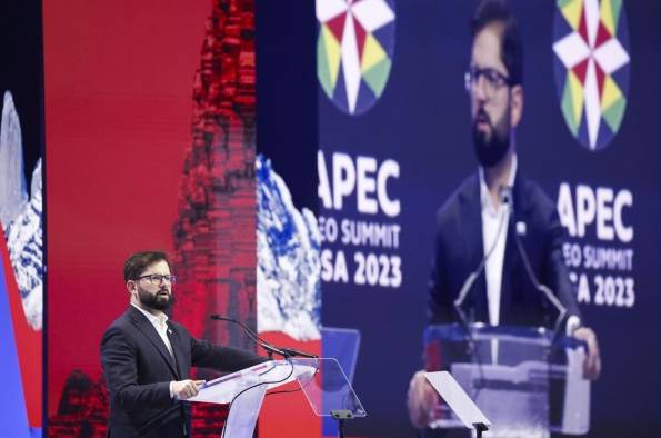 El presidente de Chile, Gabriel Boric, fue registrado este miércoles, 15 de noviembre, durante su intervención en la Cumbre CEO Summit del foro de Cooperación Económica Asia-Pacífico (APEC), en San Francisco (California, EE.UU.). El presidente de Chile, Gabriel Boric, fue registrado este miércoles, 15 de noviembre, durante su intervención en la Cumbre CEO Summit del foro de Cooperación Económica Asia-Pacífico (APEC), en San Francisco (California, EE.UU.).