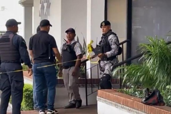 En la fachada del local se aprecían varios impacto de bala. En la fachada del local se aprecían varios impacto de bala.