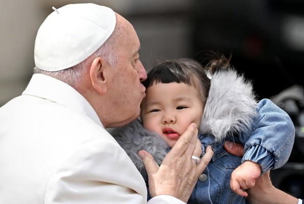 El Papa Francisco besa a un niño este miércoles al final de su audiencia general semanal en la Plaza de San Pedro, Ciudad del Vaticano, este miércoles. El Papa Francisco besa a un niño este miércoles al final de su audiencia general semanal en la Plaza de San Pedro, Ciudad del Vaticano, este miércoles.