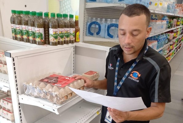 El reglamento técnico establece que los huevos deben estar a una temperatura máxima de 30°C El reglamento técnico establece que los huevos deben estar a una temperatura máxima de 30°C