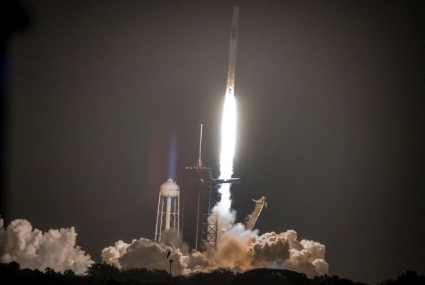 Fotografía de la Estación Espacial Internacional (EEI) en naves de SpaceX. Fotografía de la Estación Espacial Internacional (EEI) en naves de SpaceX.