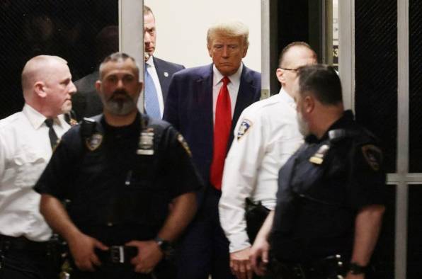 El expresidente de EE.UU. Donald J. Trump (c) llega al tribunal neoyorquino de Manhattan, este 4 de abril de 2023, para la lectura de cargos por el juez Juan Merchan. El expresidente de EE.UU. Donald J. Trump (c) llega al tribunal neoyorquino de Manhattan, este 4 de abril de 2023, para la lectura de cargos por el juez Juan Merchan.