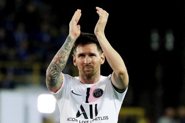Lionel Messi, jugador profesional de fútbol firmó un contrato con el París Saint-Germain el mes pasado. Lionel Messi, jugador profesional de fútbol firmó un contrato con el París Saint-Germain el mes pasado.