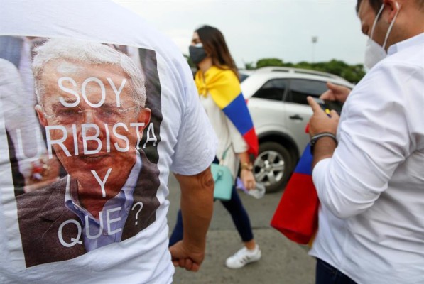 El mayor pico de popularidad de Uribe fue durante los años más duros del conflicto armado y en el periodo en el que se registraron algunas de las peores masacres en el campo colombiano. El mayor pico de popularidad de Uribe fue durante los años más duros del conflicto armado y en el periodo en el que se registraron algunas de las peores masacres en el campo colombiano.