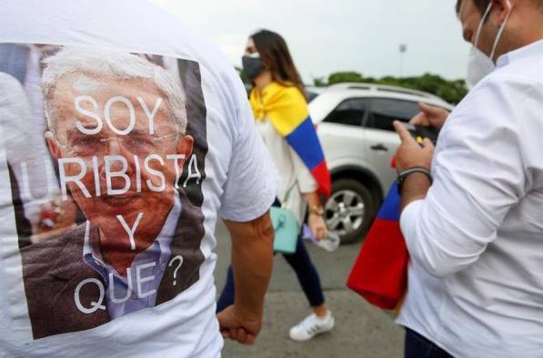 El mayor pico de popularidad de Uribe fue durante los años más duros del conflicto armado y en el periodo en el que se registraron algunas de las peores masacres en el campo colombiano. El mayor pico de popularidad de Uribe fue durante los años más duros del conflicto armado y en el periodo en el que se registraron algunas de las peores masacres en el campo colombiano.