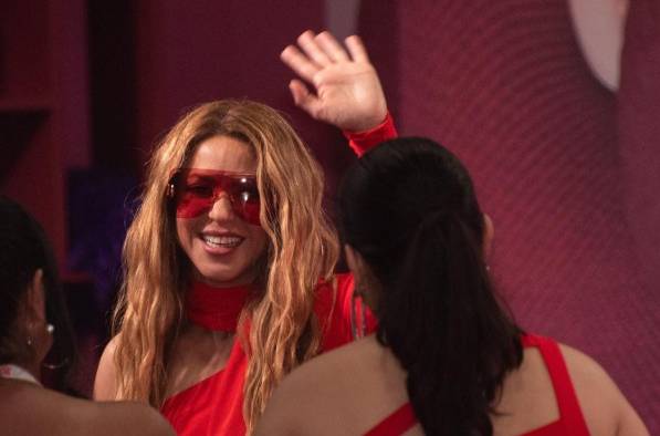 Shakira saluda a su llegada al Media Center de los Premios Juventud, en el Coliseo de Puerto Rico, en San Juan (Puerto Rico). Shakira saluda a su llegada al Media Center de los Premios Juventud, en el Coliseo de Puerto Rico, en San Juan (Puerto Rico).