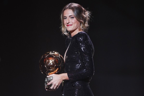 Alexia Putellas recibiendo su Balón de Oro. Alexia Putellas recibiendo su Balón de Oro.