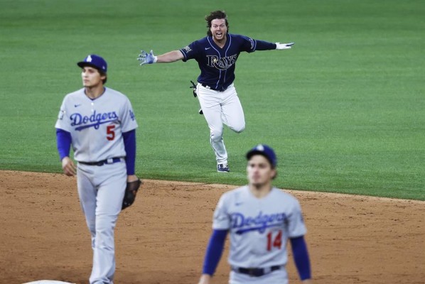 Brett Phillips (c), guardabosque de los Rays de Tampa Bay, fue registrado este sábado al festejar la victoria de su equipo 8-7 sobre los Dodgers de Los Ángeles Brett Phillips (c), guardabosque de los Rays de Tampa Bay, fue registrado este sábado al festejar la victoria de su equipo 8-7 sobre los Dodgers de Los Ángeles