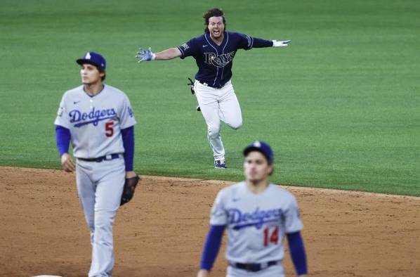 Brett Phillips (c), guardabosque de los Rays de Tampa Bay, fue registrado este sábado al festejar la victoria de su equipo 8-7 sobre los Dodgers de Los Ángeles Brett Phillips (c), guardabosque de los Rays de Tampa Bay, fue registrado este sábado al festejar la victoria de su equipo 8-7 sobre los Dodgers de Los Ángeles