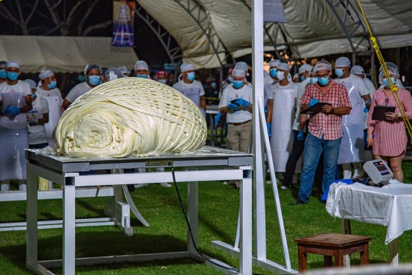 Productores de leche y queso elaboran el quesillo más grande del mundo hoy, en el municipio de Pijijiapan, estado de Chiapas (México). Productores de leche y queso elaboran el quesillo más grande del mundo hoy, en el municipio de Pijijiapan, estado de Chiapas (México).