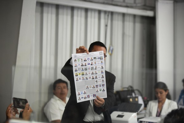 Un integrante de la Junta Electoral Departamental fue registrado este martes, 4 de julio, al mostrar una boleta impugnada. Un integrante de la Junta Electoral Departamental fue registrado este martes, 4 de julio, al mostrar una boleta impugnada.