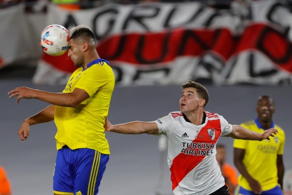Julian Álvarez (d) de River Plate disputa el balón con Carlos Zambrano de Boca Juniors, durante el superclásico por la fecha 7 de la Liga Profesional Argentina, en una imagen de archivo Julian Álvarez (d) de River Plate disputa el balón con Carlos Zambrano de Boca Juniors, durante el superclásico por la fecha 7 de la Liga Profesional Argentina, en una imagen de archivo