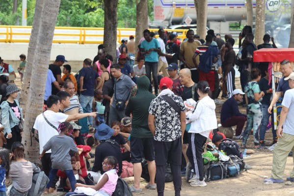 Migrantes de diversas nacionalidades descansan en un campamento temporal en la ciudad de Tapachula, en una fotografía de archivo. Migrantes de diversas nacionalidades descansan en un campamento temporal en la ciudad de Tapachula, en una fotografía de archivo.