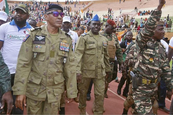 El autodenominado Consejo Nacional de Salvaguardia de la Patria recibió la ovación por miles de nigerinos por exigir la retirada “inmediata” de las tropas francesas en el país africano. El autodenominado Consejo Nacional de Salvaguardia de la Patria recibió la ovación por miles de nigerinos por exigir la retirada “inmediata” de las tropas francesas en el país africano.