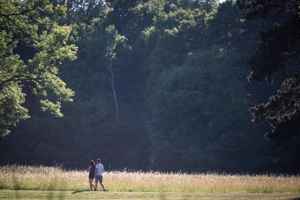 Una pareja pasea por los jardines de un parque en Austria. Una pareja pasea por los jardines de un parque en Austria.