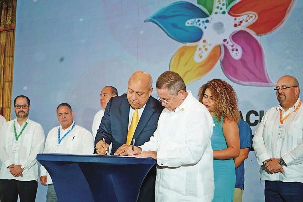 Firma del convenio para crear la comisión de turismo en Panamá. Firma del convenio para crear la comisión de turismo en Panamá.