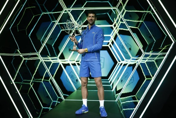 El serbio Novak Djokovic, número 1 del mundo, celebra un punto en el Abierto de París. El serbio Novak Djokovic, número 1 del mundo, celebra un punto en el Abierto de París.