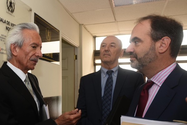 Zamora (i) se reúne con Ricardo Trotti (c), director ejecutivo de la Sociedad Interamericana de Prensa y con Michael Greenspon (d) presidente de dicha organización. Zamora (i) se reúne con Ricardo Trotti (c), director ejecutivo de la Sociedad Interamericana de Prensa y con Michael Greenspon (d) presidente de dicha organización.