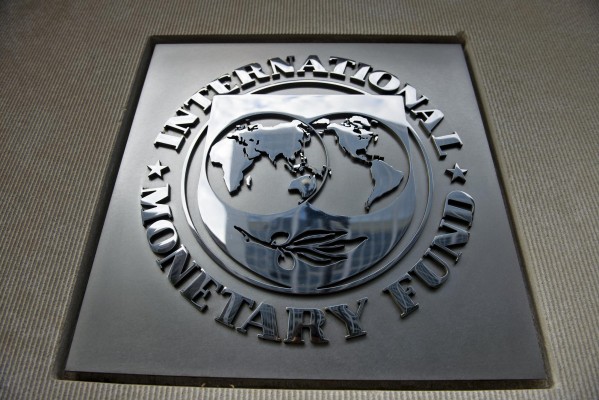 El logotipo fuera de la sede del Fondo Monetario Internacional en Washington, DC. El logotipo fuera de la sede del Fondo Monetario Internacional en Washington, DC.