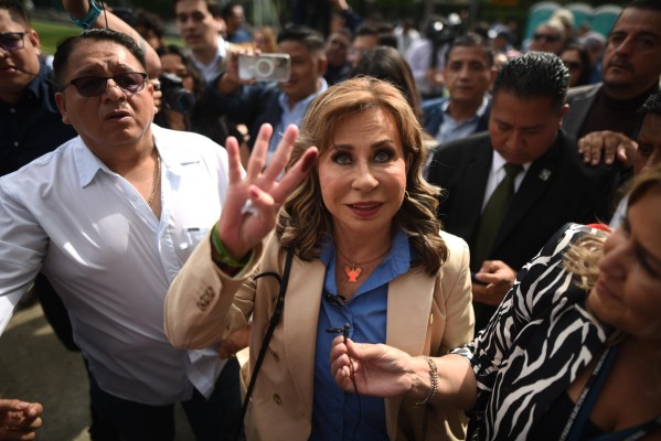 La exprimera dama Sandra Torres (2008-2012) saluda este domingo 25 de junio tras votar en el colegio Valle Verde, al este de ciudad de Guatemala. La exprimera dama Sandra Torres (2008-2012) saluda este domingo 25 de junio tras votar en el colegio Valle Verde, al este de ciudad de Guatemala.