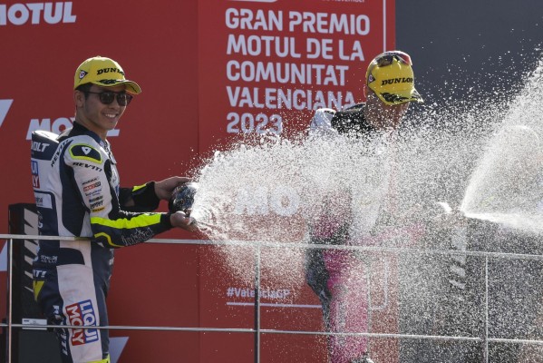 El piloto japonés de Moto 3, Ayumu Sasaki, ( Liqui Moly Husqvarna Intact GP), en el podio tras ganar la carrera. El piloto japonés de Moto 3, Ayumu Sasaki, ( Liqui Moly Husqvarna Intact GP), en el podio tras ganar la carrera.