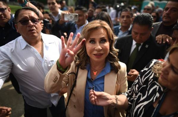 La exprimera dama Sandra Torres (2008-2012) saluda este domingo 25 de junio tras votar en el colegio Valle Verde, al este de ciudad de Guatemala. La exprimera dama Sandra Torres (2008-2012) saluda este domingo 25 de junio tras votar en el colegio Valle Verde, al este de ciudad de Guatemala.