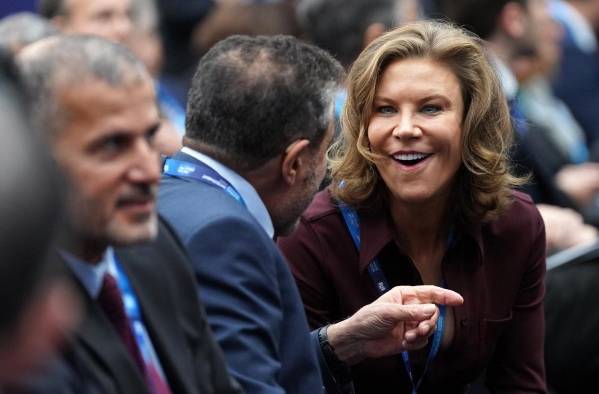 El gobierno británico anunció este lunes que Iberdrola invertirá 7.000 millones de libras (8.817 millones de dólares) en Reino Unido. El gobierno británico anunció este lunes que Iberdrola invertirá 7.000 millones de libras (8.817 millones de dólares) en Reino Unido.