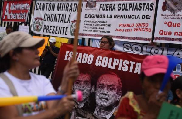 Campesinos e indígenas se manifiestan hoy frente a la sede del Ministerio Público (Fiscalía) para exigir la renuncia de la fiscal general Consuelo Porras. Campesinos e indígenas se manifiestan hoy frente a la sede del Ministerio Público (Fiscalía) para exigir la renuncia de la fiscal general Consuelo Porras.