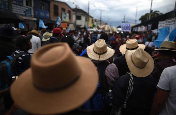 Campesinos e indígenas se manifiestan ayer frente a la sede del Ministerio Público (Fiscalía) para exigir la renuncia de la fiscal general Consuelo Porras. Campesinos e indígenas se manifiestan ayer frente a la sede del Ministerio Público (Fiscalía) para exigir la renuncia de la fiscal general Consuelo Porras.