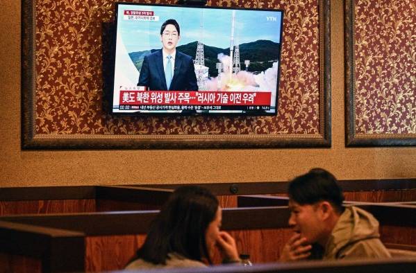 Corea del Norte lanzó lo que califica de satélite espía. Corea del Norte lanzó lo que califica de satélite espía.