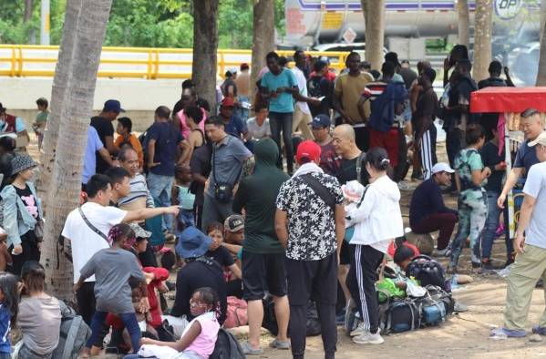 Migrantes de diversas nacionalidades descansan en un campamento temporal en la ciudad de Tapachula, en una fotografía de archivo. Migrantes de diversas nacionalidades descansan en un campamento temporal en la ciudad de Tapachula, en una fotografía de archivo.
